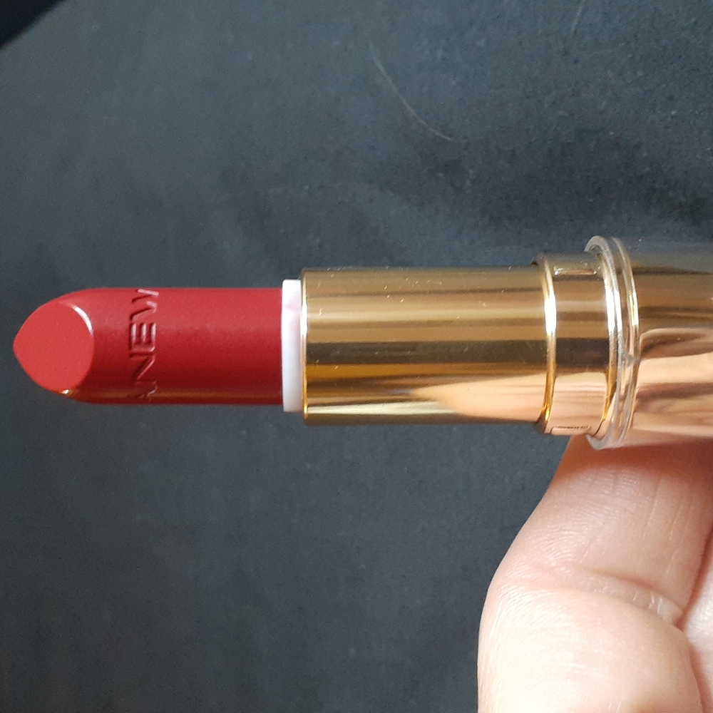 Anew youth awakening lipstick with spf Regal Red